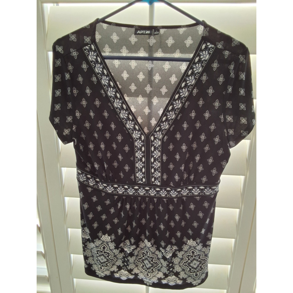 APT. 9 Women's Black White Geometric Flora Largel Print V-Neck Short Sleeve Top